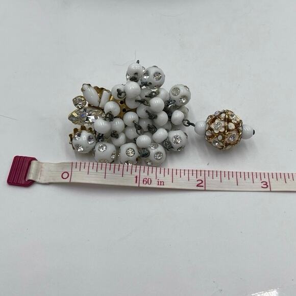 Hattie Carnegie Vintage Signed White Beaded Cluster Cha Cha Clip On Earrings - Picture 13 of 14